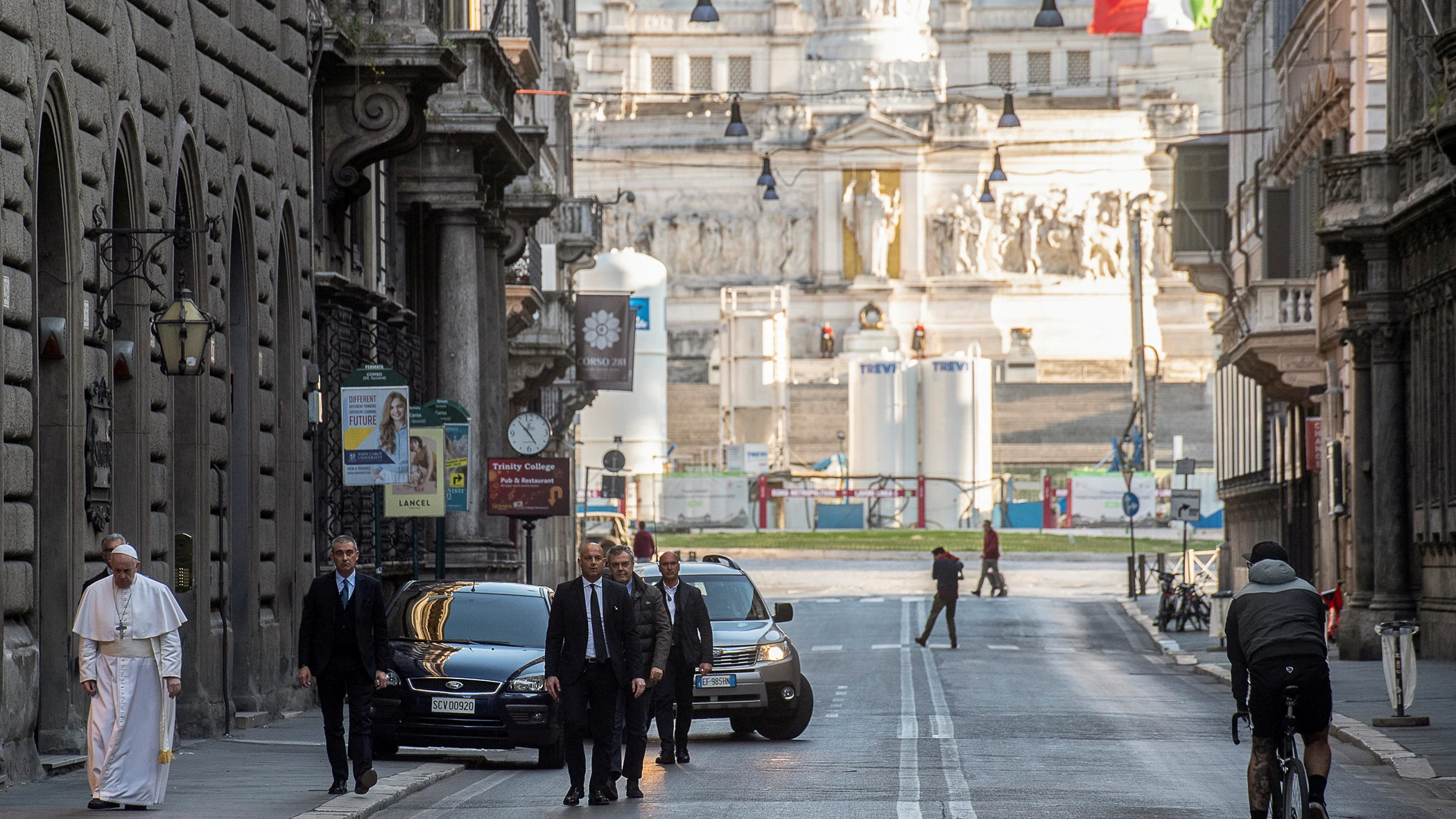 El Papa sale del Vaticano para rezar por el fin de la pandemia del coronavirus El Papa sale del Vaticano para rezar por el fin de la pandemia del coronavirus