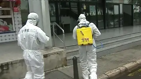 Así trabaja la UME en Valencia en las labores de desinfección contra el coronavirus Así trabaja la UME en Valencia en las labores de desinfección contra el coronavirus
