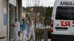 Sanitarios atendiendo en la crisis del coronavirus