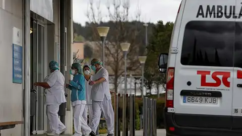 Sanitarios atendiendo en la crisis del coronavirus Sanitarios atendiendo en la crisis del coronavirus