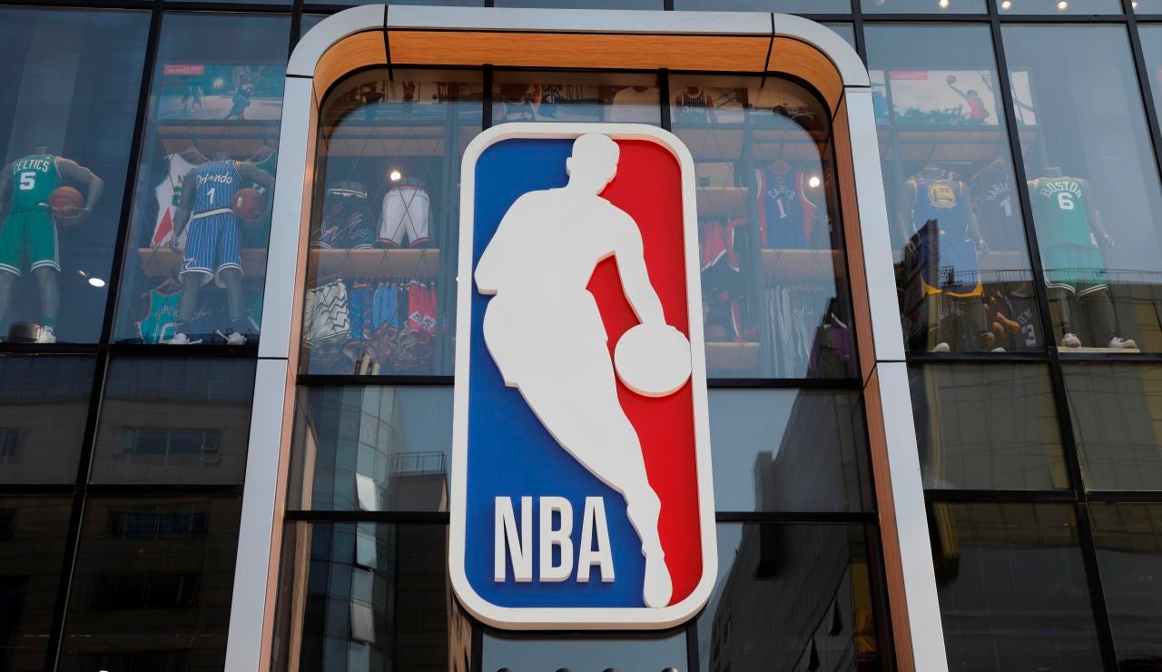 Una tienda de baloncesto con el logo de la NBA