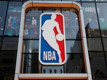 Una tienda de baloncesto con el logo de la NBA Una tienda de baloncesto con el logo de la NBA