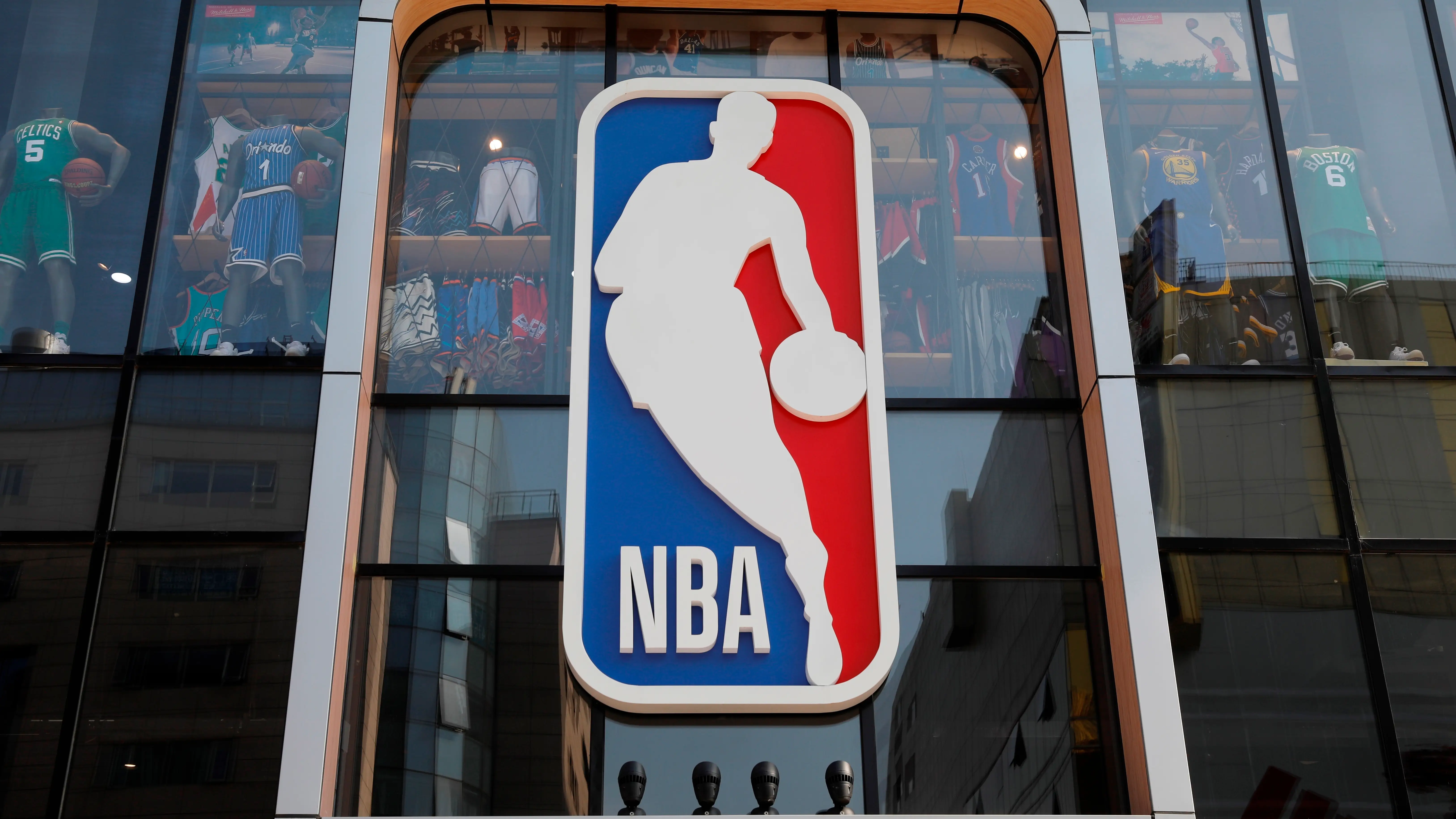 Una tienda de baloncesto con el logo de la NBA