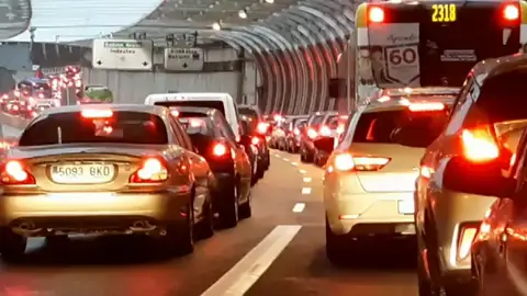 Imagen de archivo de un atasco Primer día laborable del estado de alarma con atascos y aglomeraciones en estaciones de tren