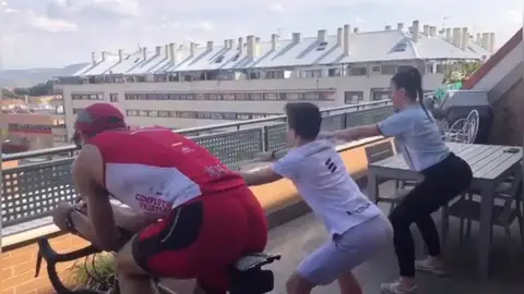 Ciclismo en terrazas, 'basket' en garajes, maratones por pasillos: ejercicio en casa por el coronavirus Ciclismo en terrazas, 'basket' en garajes, maratones por pasillos: ejercicio en casa por el coronavirus