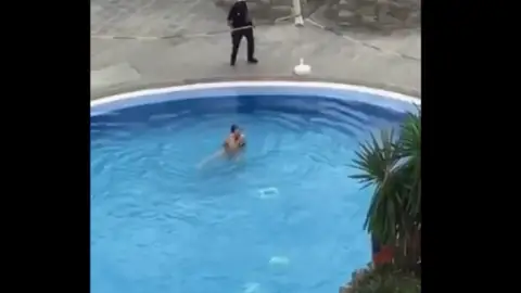 La mujer bañándose en la piscina La mujer bañándose en la piscina