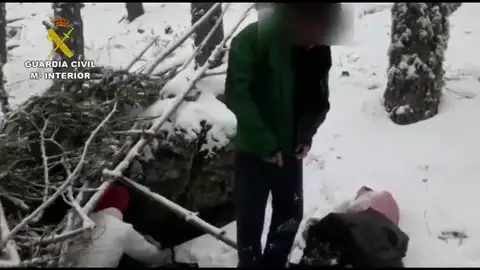 Rescatados en la sierra de Madrid una pareja que incumplió el estado de alarma para huir del coronavirus Rescatados en la sierra de Madrid una pareja que incumplió el estado de alarma para huir del coronavirus