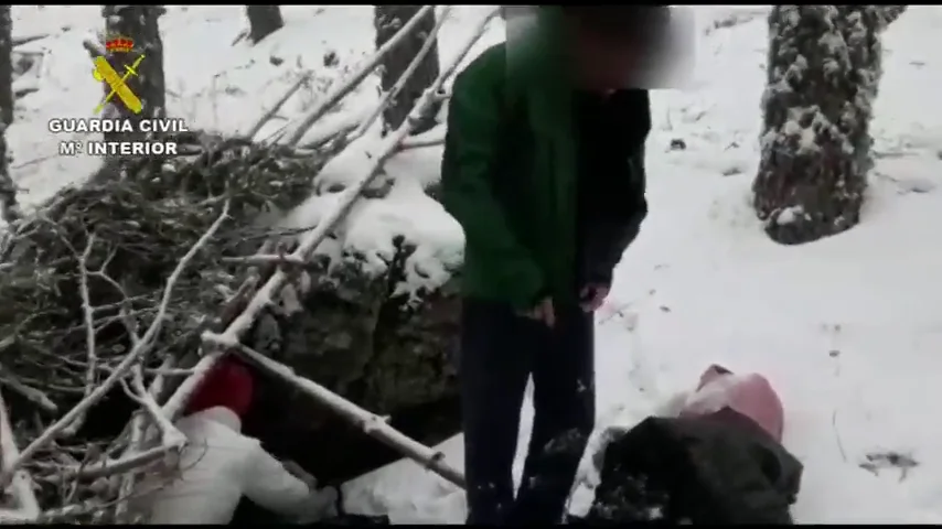 Rescatados en la sierra de Madrid una pareja que incumplió el estado de alarma para huir del coronavirus Rescatados en la sierra de Madrid una pareja que incumplió el estado de alarma para huir del coronavirus