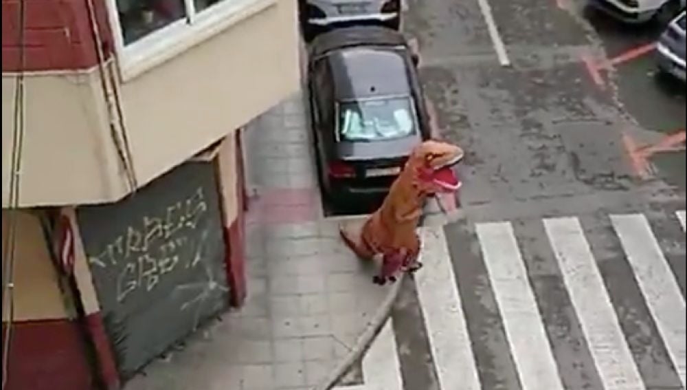 Un hombre disfrazado de dinosaurio en Murcia