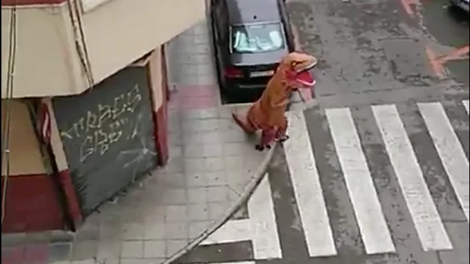 Un hombre disfrazado de dinosaurio en Murcia Un hombre disfrazado de dinosaurio en Murcia