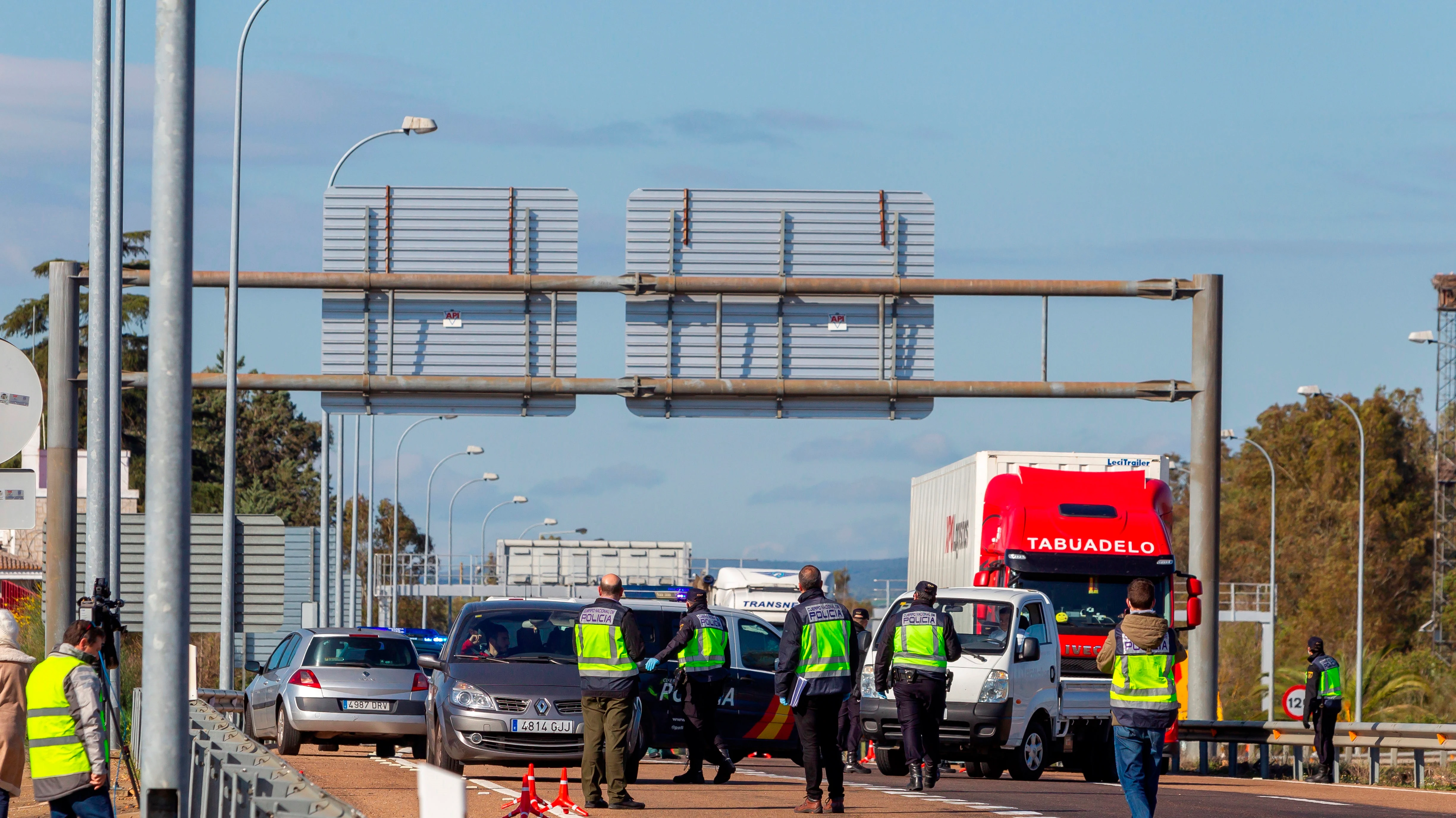 La Guardia Civil y la Policía Nacional impiden el paso de vehículos no autorizados en la frontera de Caya La Guardia Civil y la Policía Nacional impiden el paso de vehículos no autorizados en la frontera de Caya