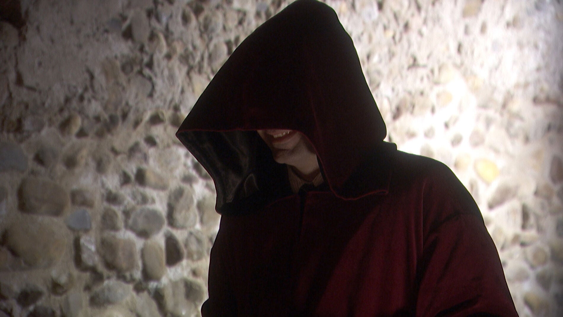 Avance ‘El secreto de Puente Viejo’: Un encapuchado siembra el pánico en Puente Viejo