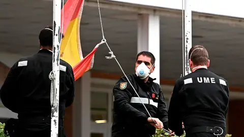 Miembros de Unidad Militar de Emergencias recogen la bandera de España en los exteriores del hospital Príncipe de Asturias de Madrid Miembros de Unidad Militar de Emergencias recogen la bandera de España en los exteriores del hospital Príncipe de Asturias de Madrid