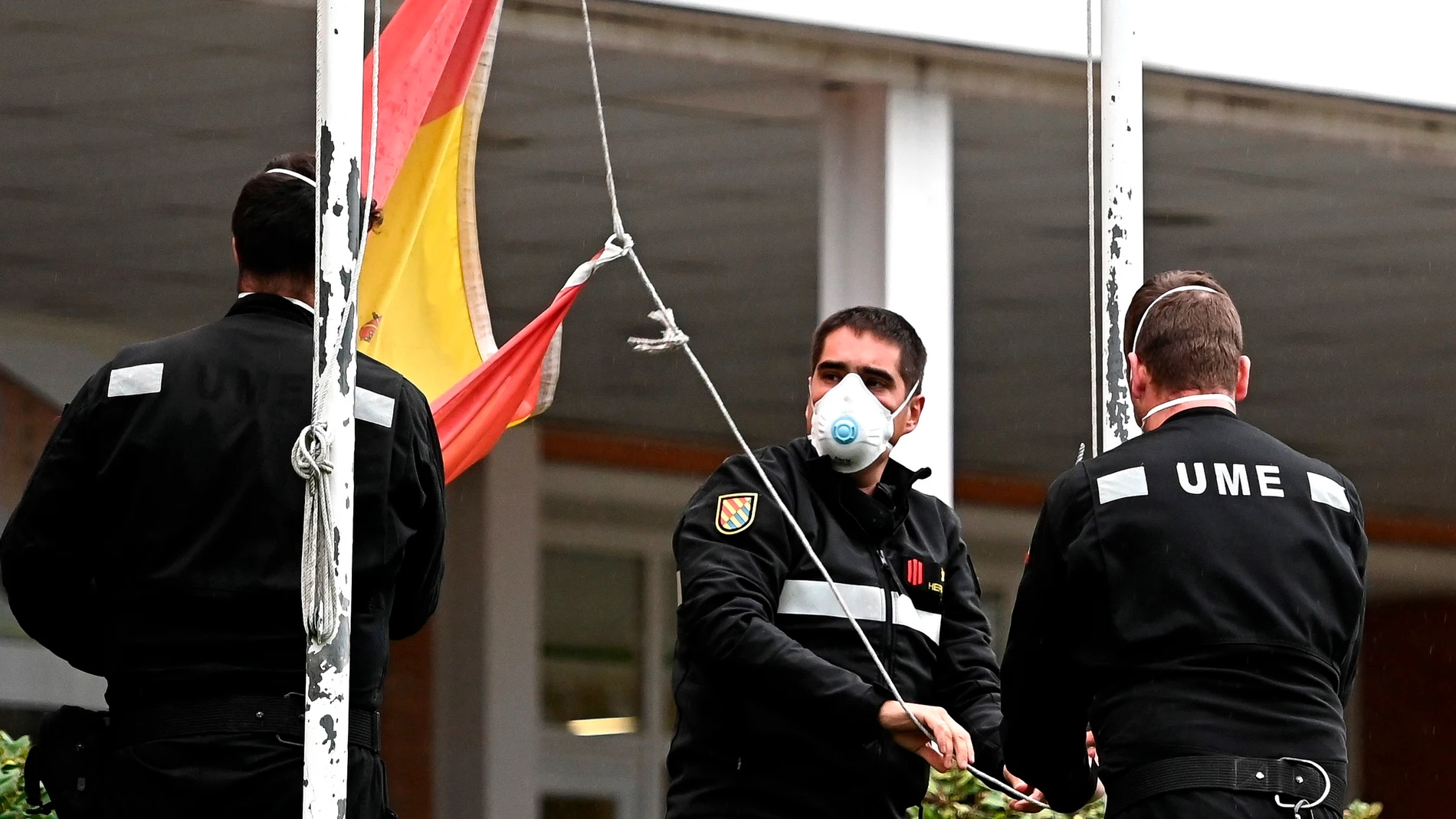 Miembros de Unidad Militar de Emergencias recogen la bandera de España en los exteriores del hospital Príncipe de Asturias de Madrid Miembros de Unidad Militar de Emergencias recogen la bandera de España en los exteriores del hospital Príncipe de Asturias de Madrid