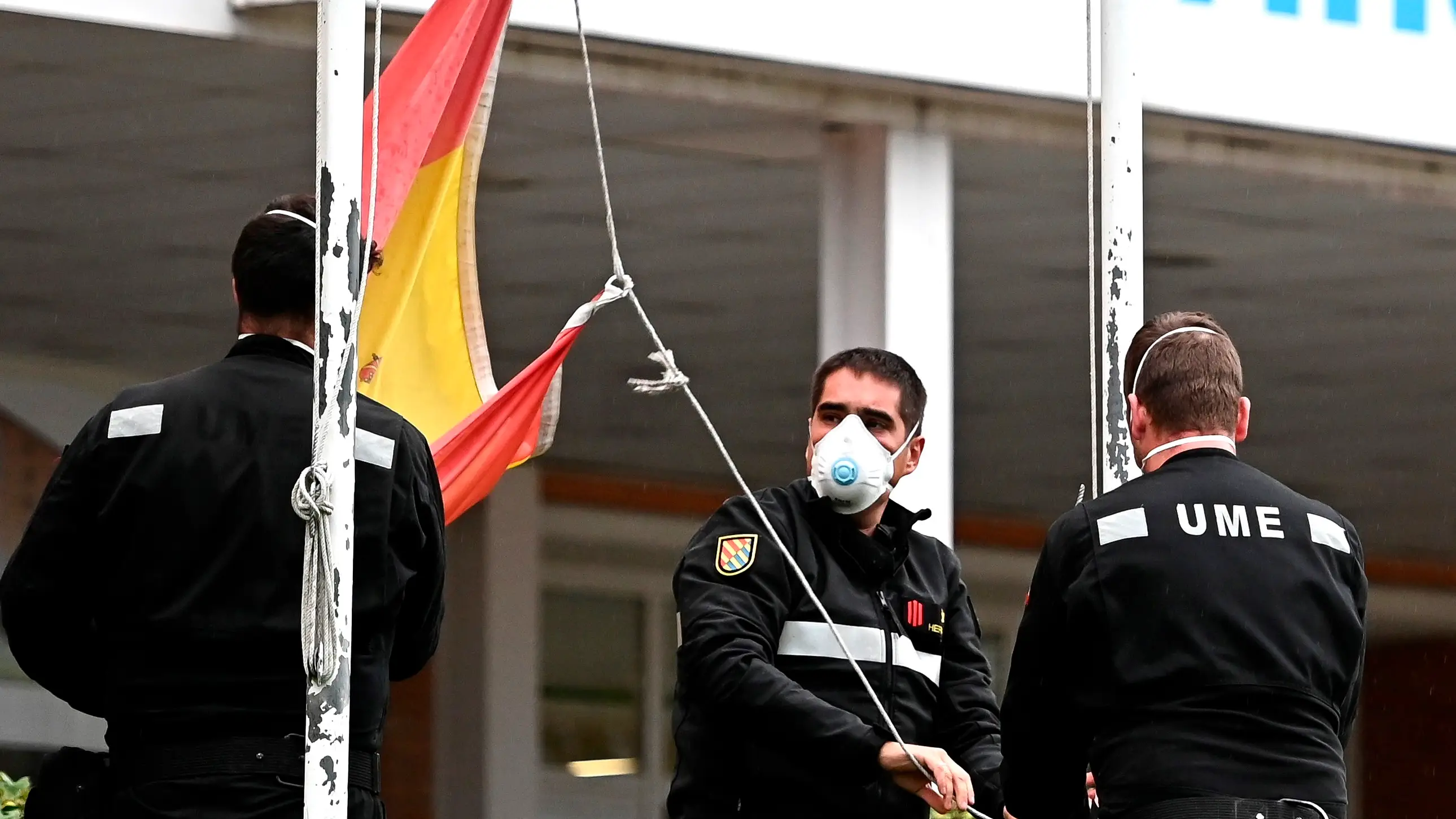 Miembros de Unidad Militar de Emergencias recogen la bandera de España en los exteriores del hospital Príncipe de Asturias de Madrid Miembros de Unidad Militar de Emergencias recogen la bandera de España en los exteriores del hospital Príncipe de Asturias de Madrid