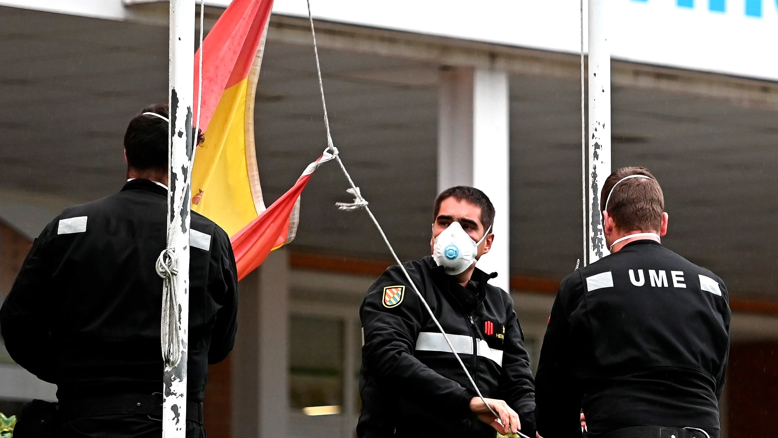 Miembros de Unidad Militar de Emergencias recogen la bandera de España en los exteriores del hospital Príncipe de Asturias de Madrid Miembros de Unidad Militar de Emergencias recogen la bandera de España en los exteriores del hospital Príncipe de Asturias de Madrid
