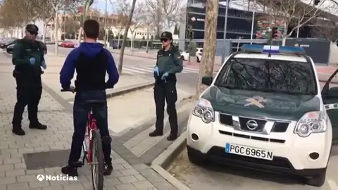 Así vigilan las Fuerzas de Seguridad para que nadie se salte el confinamiento por la pandemia del coronavirus Así vigilan las Fuerzas de Seguridad para que nadie se salte el confinamiento por la pandemia del coronavirus
