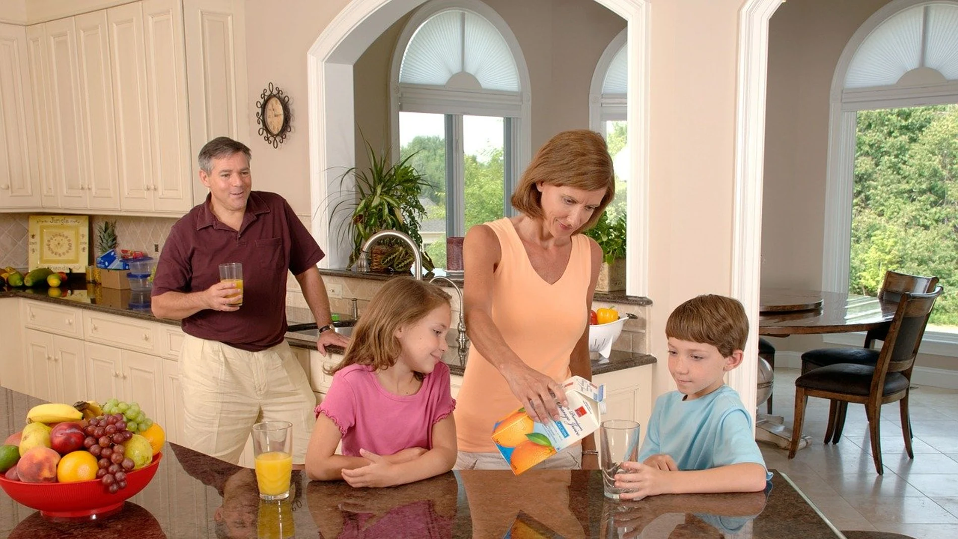 Una familia desayunando Una familia desayunando