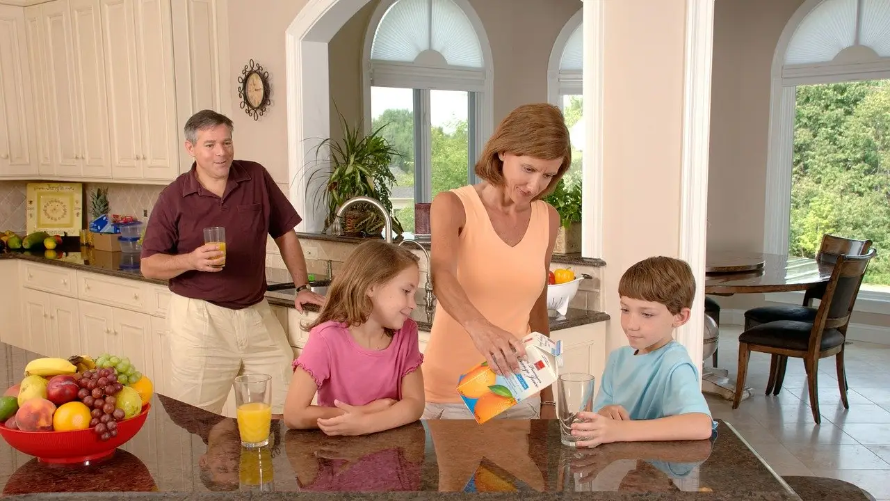 Una familia desayunando