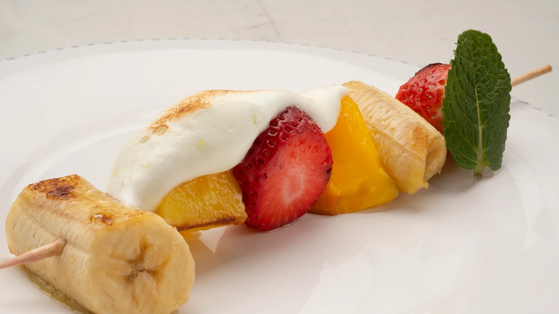 Brocheta de fruta con merengue de lima