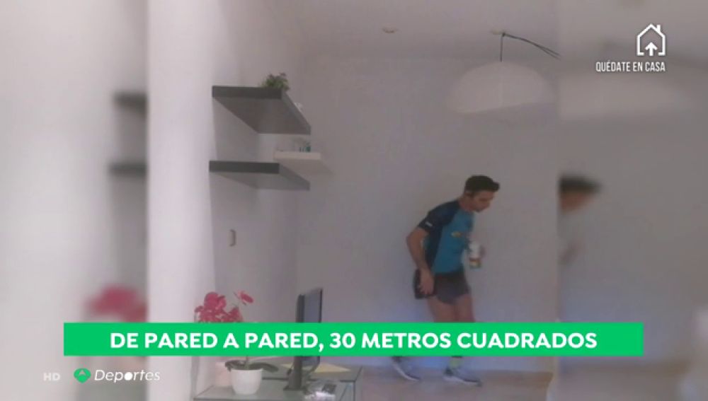 Corre 61 kilómetros dentro de su casa como homenaje a los sanitarios españoles que luchan contra el coronavirus