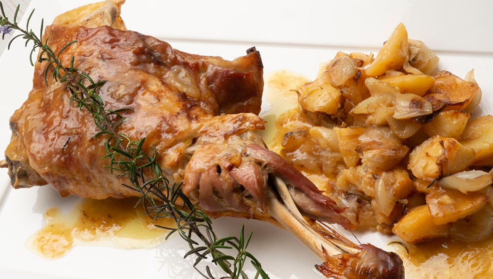 Paletillas de cordero con patatas y cebollitas gallegas