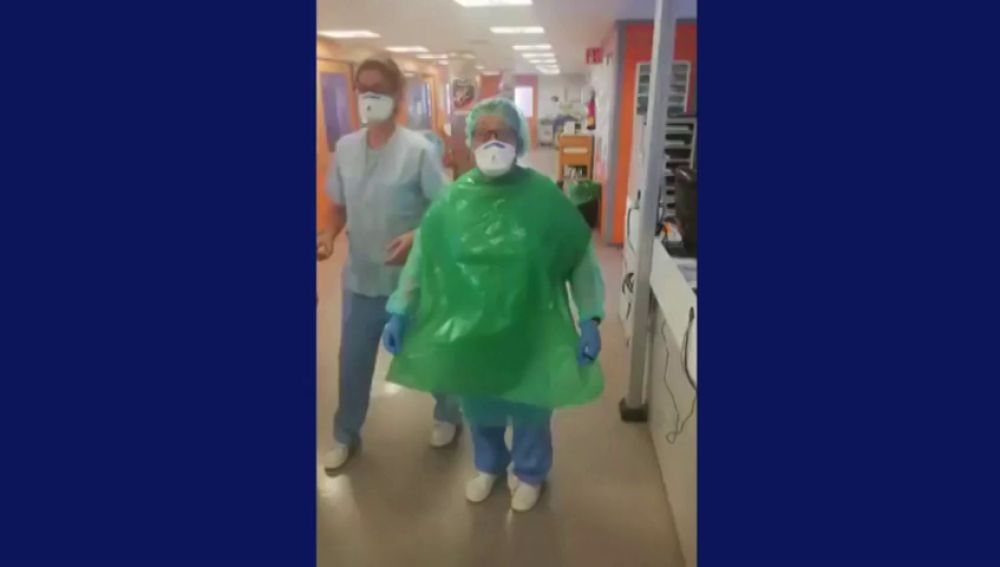 Trabajadoras del Hospital Santa Bárbara de Soria se hacen batas con bolsas de basura ante la falta de material