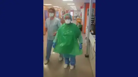 Trabajadoras del Hospital Santa Bárbara de Soria se hacen batas con bolsas de basura ante la falta de material Trabajadoras del Hospital Santa Bárbara de Soria se hacen batas con bolsas de basura ante la falta de material