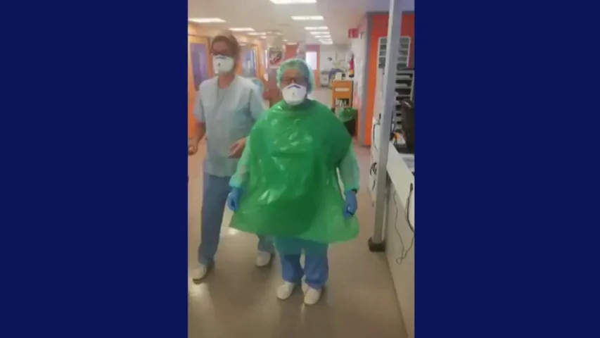 Trabajadoras del Hospital Santa Bárbara de Soria se hacen batas con bolsas de basura ante la falta de material Trabajadoras del Hospital Santa Bárbara de Soria se hacen batas con bolsas de basura ante la falta de material