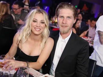 Kaley Cuoco y su marido Karl Cook Kaley Cuoco y su marido Karl Cook