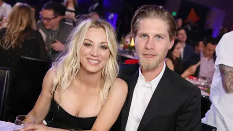 Kaley Cuoco y su marido Karl Cook Kaley Cuoco y su marido Karl Cook