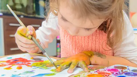 Niña pintando con acuarelas Niña pintando con acuarelas