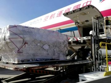 Nuevo reparto de mascarillas contra el coronarirus con un avión procedente de China