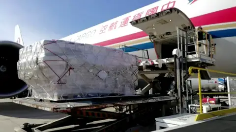 Nuevo reparto de mascarillas contra el coronarirus con un avión procedente de China Nuevo reparto de mascarillas contra el coronarirus con un avión procedente de China