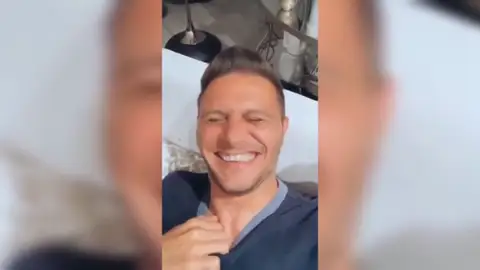 Todos los chistes de Joaquín contra el coronavirus: "Antonia, ya sé dónde tienes el punto G..." Todos los chistes de Joaquín contra el coronavirus: "Antonia, ya sé dónde tienes el punto G..."