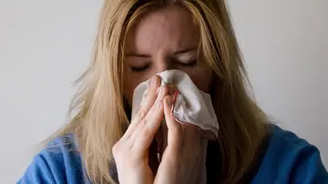 Una mujer con un pañuelo Una mujer con un pañuelo