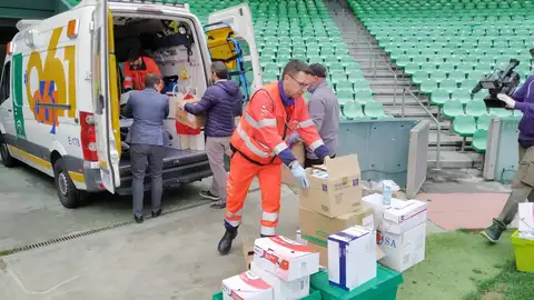 Profesionales sanitarios recogen el material donado por el Betis. Donación de material al Virgen del Rocío