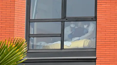 Dos trabajadoras asisten a un residente en la residencia de ancianos Monte Hermoso Dos trabajadoras asisten a un residente en la residencia de ancianos Monte Hermoso