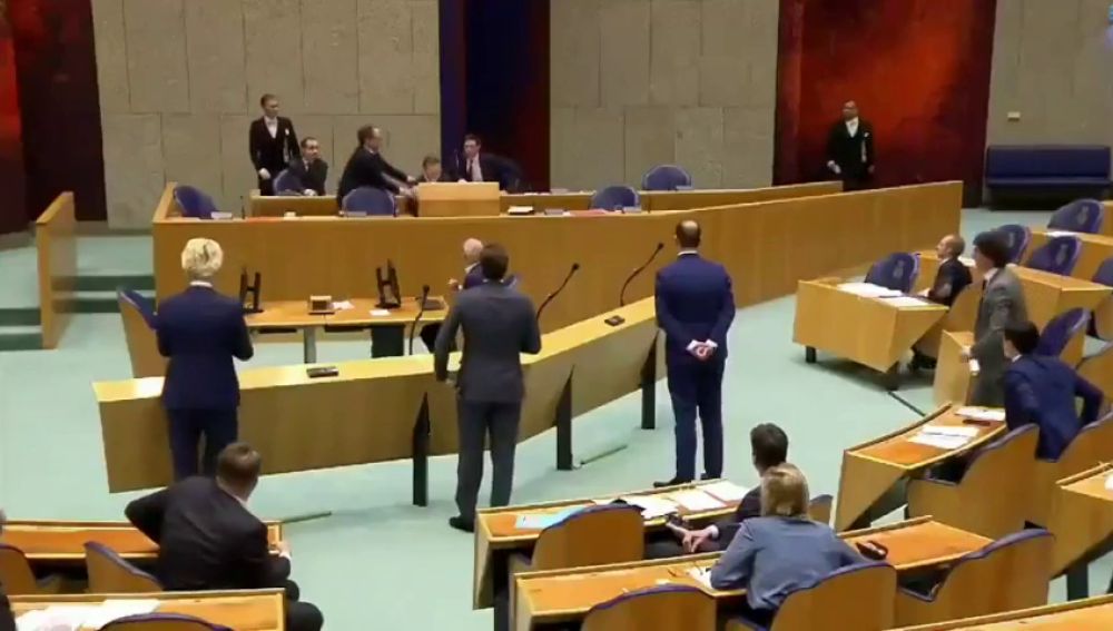 El ministro de Sanidad de Holanda se desploma en el Parlamento por el cansancio acumulado ante la crisis del coronavirus