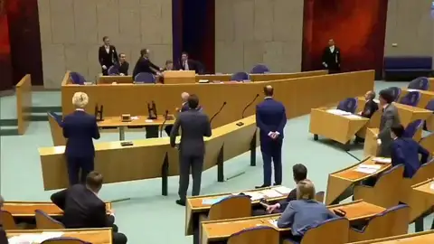 El ministro de Sanidad de Holanda se desploma en el Parlamento por el cansancio acumulado ante la crisis del coronavirus El ministro de Sanidad de Holanda se desploma en el Parlamento por el cansancio acumulado ante la crisis del coronavirus