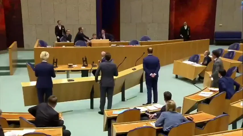 El ministro de Sanidad de Holanda se desploma en el Parlamento por el cansancio acumulado ante la crisis del coronavirus El ministro de Sanidad de Holanda se desploma en el Parlamento por el cansancio acumulado ante la crisis del coronavirus