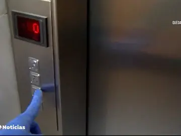 Un anciano le da una paliza a un hombre que se bajó la mascarilla y le tosió en la cara dentro de un ascensor Un anciano le da una paliza a un hombre que se bajó la mascarilla y le tosió en la cara dentro de un ascensor