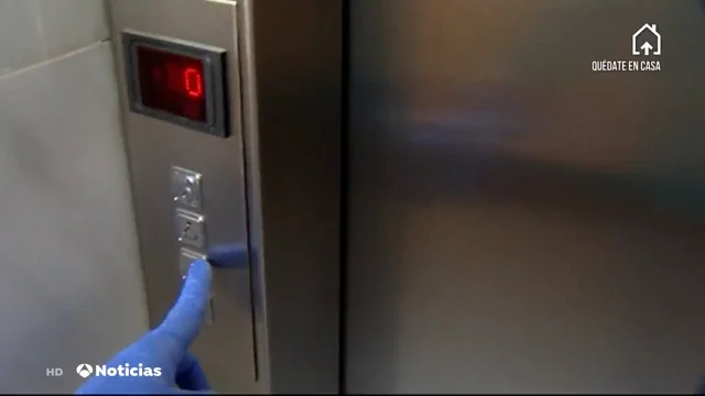 Un anciano le da una paliza a un hombre que se bajó la mascarilla y le tosió en la cara dentro de un ascensor Un anciano le da una paliza a un hombre que se bajó la mascarilla y le tosió en la cara dentro de un ascensor