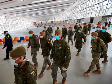 Efectivos del Ejército de Tierra a su llegada a la pista cubierta de atletismo de Sabadell Efectivos del Ejército de Tierra a su llegada a la pista cubierta de atletismo de Sabadell