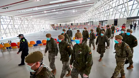 Efectivos del Ejército de Tierra a su llegada a la pista cubierta de atletismo de Sabadell Efectivos del Ejército de Tierra a su llegada a la pista cubierta de atletismo de Sabadell