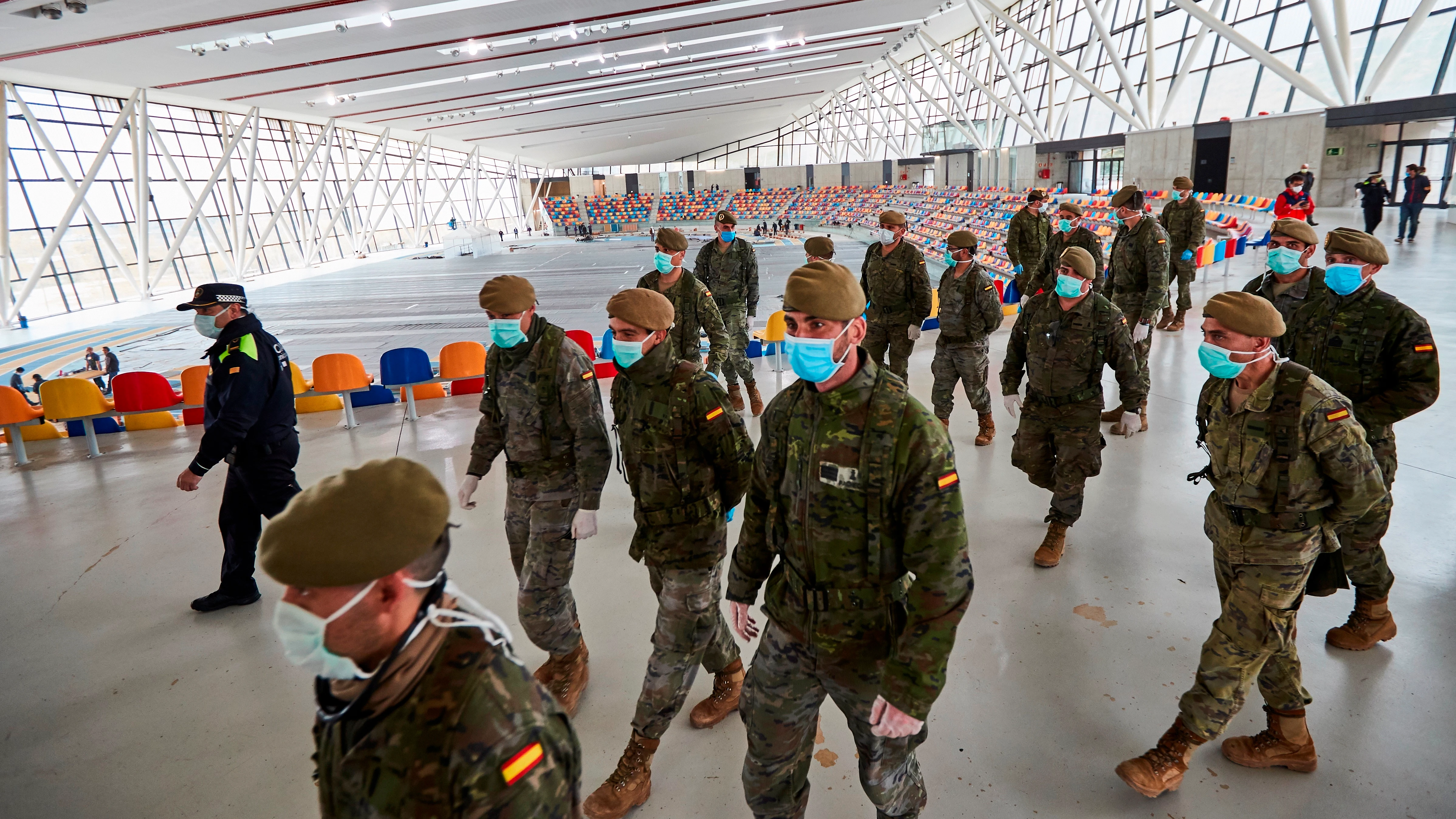 Efectivos del Ej&eacute;rcito de Tierra a su llegada a la pista cubierta de atletismo de Sabadell