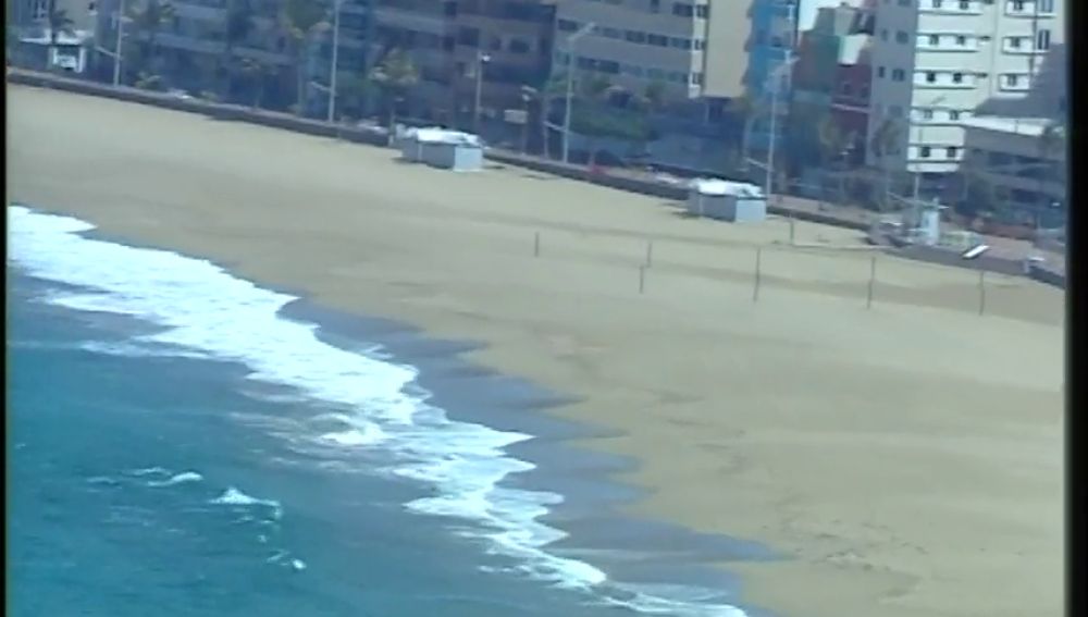 Insólitas imágenes aéreas de la playa de Las Canteras vacía durante el confinamiento por coronavirus