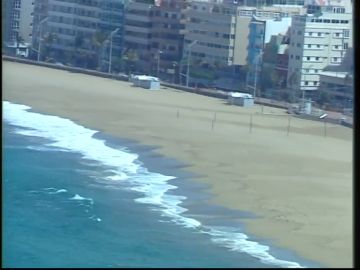 Insólitas imágenes aéreas de la playa de Las Canteras vacía durante el confinamiento por coronavirus