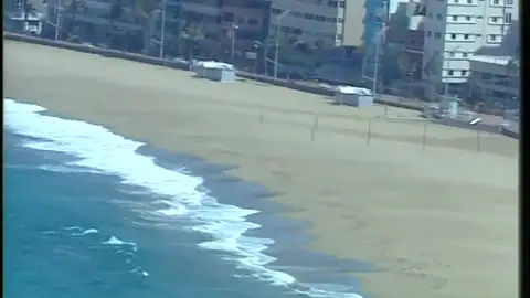 Insólitas imágenes aéreas de la playa de Las Canteras vacía durante el confinamiento por coronavirus Insólitas imágenes aéreas de la playa de Las Canteras vacía durante el confinamiento por coronavirus