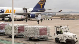 Operarios descargan m&aacute;s de un mill&oacute;n de mascarillas y material sanitario.